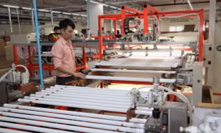 Làm mới thương hiệu 'vang bóng một thời'