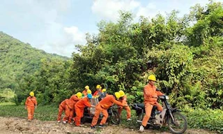 Công nhân Điện lực Quảng Ninh huy động nhân lực khắc phục sự cố sét đánh gây hỏng lưới điện các huyện đảo trong thời gian sớm nhất