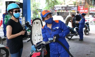 Bộ Công Thương cho biết, ủng hộ giảm tiếp thuế đối với xăng dầu để hạ nhiệt tác động xấu đối với nền kinh tế. Ảnh: Như Ý