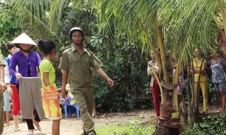 Bé gái bị hãm hại kêu cứu trong lùm sậy