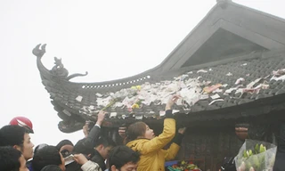 Đặt tiền lên cả Chùa Đồng Yên Tử (ảnh chụp ngày 12-2-2011)