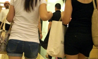 Nhiều người dân UAE, kể cả nước ngoài, phản đối việc phụ nữ nước ngoài ăn mặc mát mẻ như thế này tại các trung tâm mua sắm ở Dubai - Ảnh: CNN