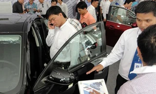 Cấm mua ôtô, xe máy bằng tiền mặt: Câu hỏi lộ trình