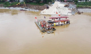 Hình ảnh bộ đội dùng phà quân sự đưa người dân qua sông Hồng 