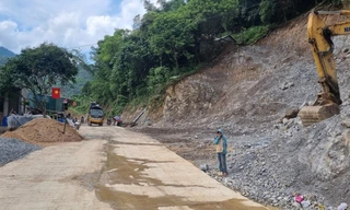 Đường bê tông 80 tỷ đồng ở Hòa Bình chưa làm xong đã xuất hiện nhiều vết nứt