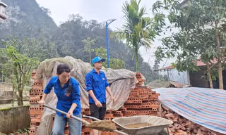 Thanh niên Phú Thọ gùi gạch, trộn vữa, vào vai thợ xây giúp xóa nhà tạm