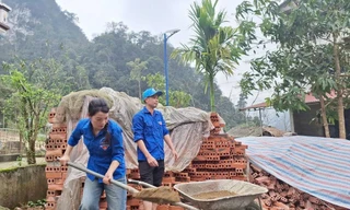 Thanh niên Phú Thọ gùi gạch, trộn vữa, vào vai thợ xây giúp xóa nhà tạm