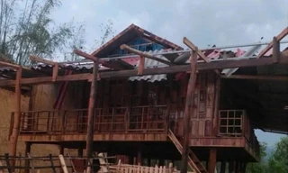 Xuất hiện mưa đá và dông lốc, nhiều nhà dân bị thủng, tốc mái