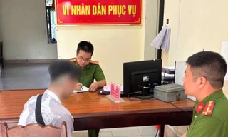 Cứu thành công nam thanh niên ngã từ cầu Việt Trì xuống sông Lô