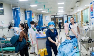 9 người nhập viện sau cuộc nhậu, nghi vỏ chai đựng hóa chất