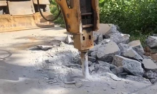 Khắc phục những vết nứt trên tuyến đường 80 tỷ ở Hòa Bình