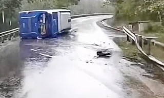 Thót tim cảnh xe khách phóng nhanh vượt ẩu, lật ngang tại Sơn La