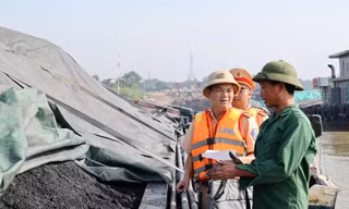 Phú Thọ: Tổng kiểm tra các phương tiện có gắn thiết bị hút cát sỏi trên sông
