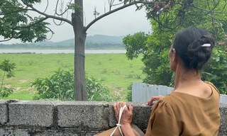 Người dân xua đuổi tàu khai thác cát để bảo vệ bãi bồi