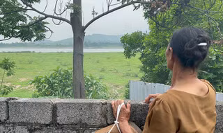 Người dân xua đuổi tàu khai thác cát để bảo vệ bãi bồi