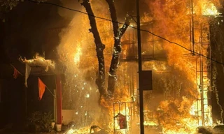 2 nhà mặt phố cháy dữ dội, nghi chủ nhà tự phóng hỏa