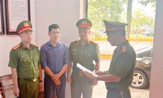 Bắt đối tượng biển thủ tiền bảo hiểm y tế của hơn 300 học sinh 