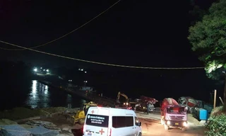 Bộ đội ở cầu phao Phong Châu dừng thi công, dẹp đường cho xe cứu thương đi qua giữa đêm khuya