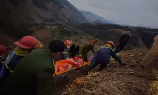 Tìm thấy hai thi thể trong vụ xe đầu kéo lao xuống vực tại Sơn La