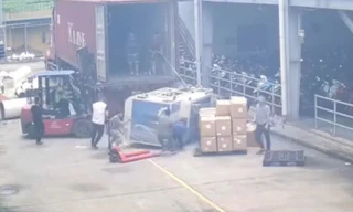 Hai người đàn ông ở Phú Thọ thương vong vì bị kiện hàng đè lên người