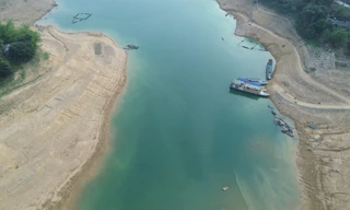 Nước hồ thủy điện Hòa Bình xuống thấp kỷ lục, để lộ những bãi cát trắng