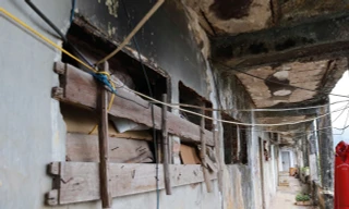 Hình ảnh đáng sợ ở khu tập thể được 'xếp hạng' nguy hiểm tại thành phố Hoà Bình