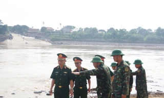 Thiếu tướng quân đội tới kiểm tra cầu phao Phong Châu