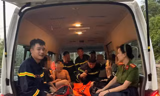 Giải cứu 11 học sinh mắc kẹt khi đi tắm suối