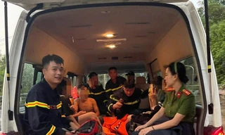 Giải cứu 11 học sinh mắc kẹt khi đi tắm suối