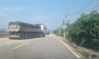 Đường đê mới đầu tư tại Hoà Bình bị xe quá tải quần thảo: Khó xử lý dứt điểm hay 'buông'?