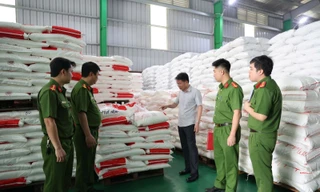 Đột kích xưởng sản xuất mì chính, dầu ăn, bột canh giả quy mô cực lớn 