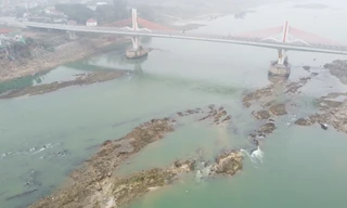 Hình ảnh sông Lô trơ đáy, lộ nhiều bãi đá ngầm