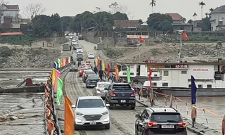 Cầu phao Phong Châu sẵn sàng phục vụ người dân qua sông Hồng 