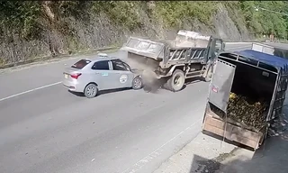 Xe con lao vào xe tải đi lùi, một người tử vong tại chỗ