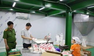 Cơ sở sản xuất dầu ăn, mì chính, hạt nêm giả tuồn hàng vào bếp ăn khu công nghiệp