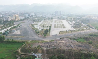 'Núi' rác thải xây dựng cạnh quảng trường ở trung tâm thành phố Hòa Bình