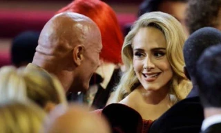 Khoảnh khắc The Rock tiến tới ôm Adele 