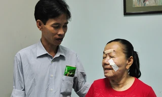 Cô gái hóa bà lão đang dần trẻ lại