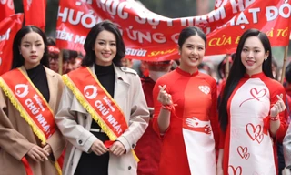 Hoa hậu Ngọc Hân cùng dàn Á hậu diễu hành, giao lưu tại sự kiện Chủ Nhật Đỏ