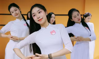 Top 41 Hoa hậu Việt Nam 2024 đẹp trong veo cùng áo dài trắng, múa “Mẹ Yêu Con”