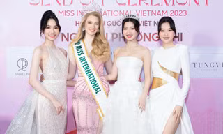 Á hậu Phương Nhi cùng dàn hậu đình đám khoe sắc bên đương kim Hoa hậu Quốc tế