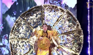 Miss Grand International 2022: Hoa hậu Thiên Ân xử lý sự cố ở phần thi Trang phục Dân tộc ra sao?