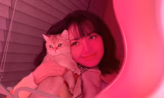 Đến lượt Lisa đăng ảnh selfie với chiếc gương đắt giá y chang Jisoo, hoá ra đây quà tặng