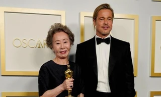 Nữ diễn viên gạo cội người Hàn giành Oscar, lên nhận giải không quên “tán tỉnh” Brad Pitt