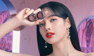 Lisa tóc vàng còn đang gây bối rối, Lisa tóc đen đã trở lại với visual dịu dàng bất ngờ