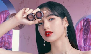 Lisa tóc vàng còn đang gây bối rối, Lisa tóc đen đã trở lại với visual dịu dàng bất ngờ