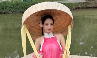 Hoa hậu Thanh Thủy khoe ảnh đón Tết sớm với áo dài cách điệu và nón ba tầm