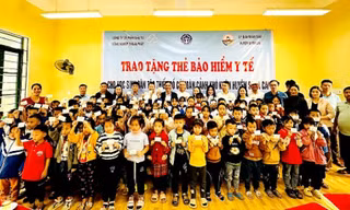 Hàng trăm học sinh nghèo Lào Cai được tặng thẻ Bảo hiểm Y tế