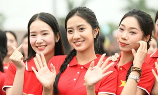 Top 41 Hoa hậu Việt Nam mặc áo cờ đỏ sao vàng dự Lễ Thượng cờ tại Hiền Lương - Bến Hải