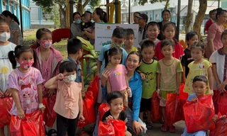 Hoa hậu Thùy Tiên cùng Hội đồng Đội TƯ trao sân chơi cho trẻ em tại miền Tây